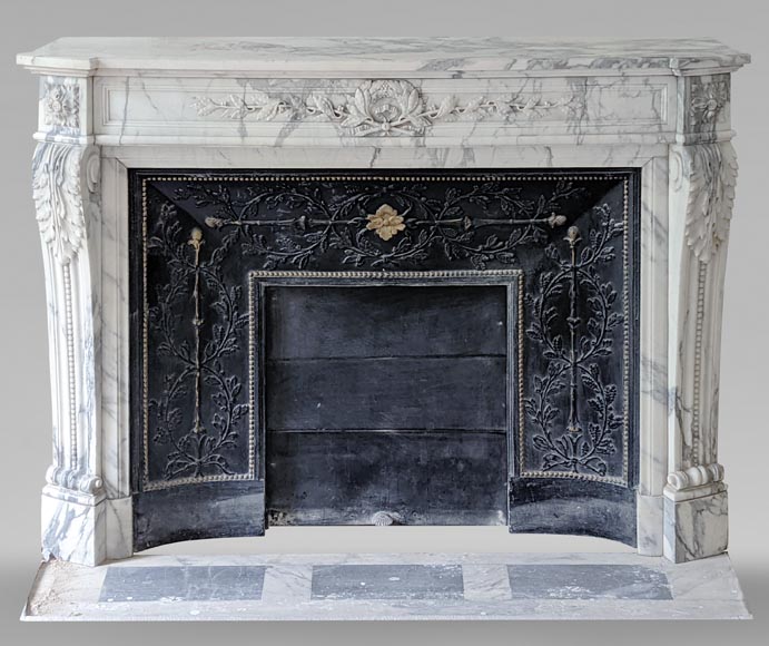 Belle cheminée galbée de style Louis XVI en marbre Arabescato à la couronne de laurier-0