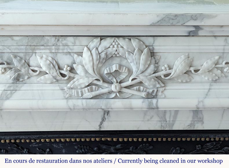 Belle cheminée galbée de style Louis XVI en marbre Arabescato à la couronne de laurier-1