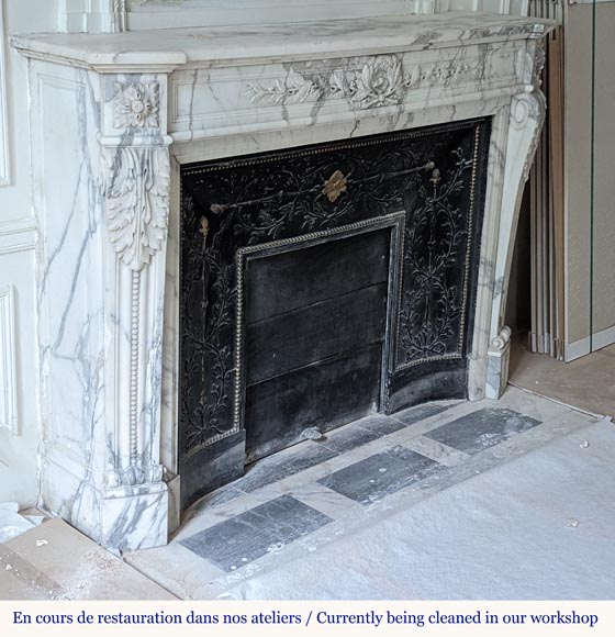 Belle cheminée galbée de style Louis XVI en marbre Arabescato à la couronne de laurier-4