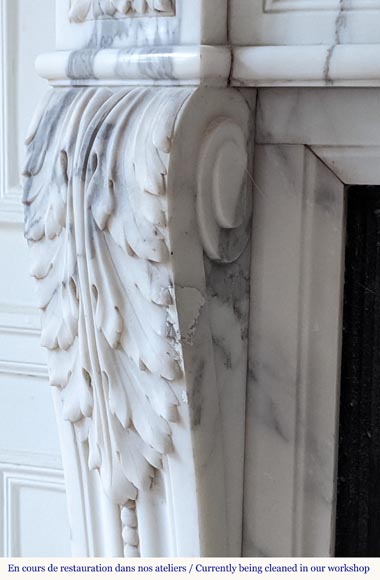 Belle cheminée galbée de style Louis XVI en marbre Arabescato à la couronne de laurier-6