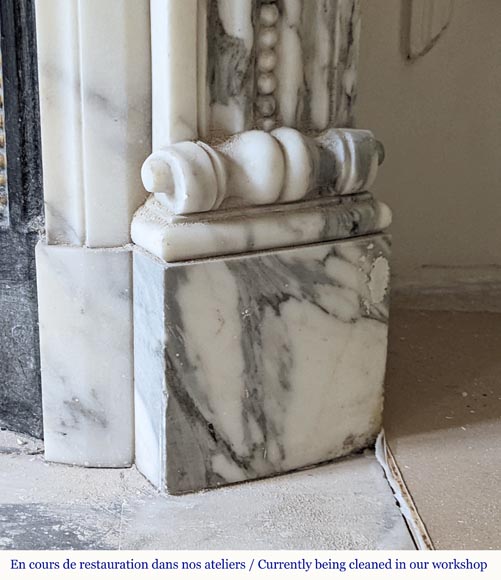 Belle cheminée galbée de style Louis XVI en marbre Arabescato à la couronne de laurier-10