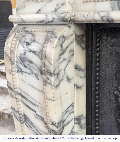 Cheminée de style Louis XVI aux liserés perlés en marbre de Carrare très veiné-4