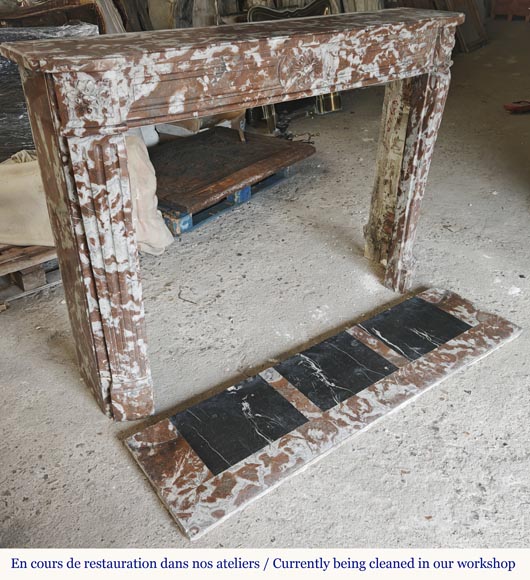 Cheminée de style Louis XVI légèrement galbée, en marbre Rouge du Nord-3