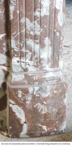 Cheminée de style Louis XVI légèrement galbée, en marbre Rouge du Nord-6