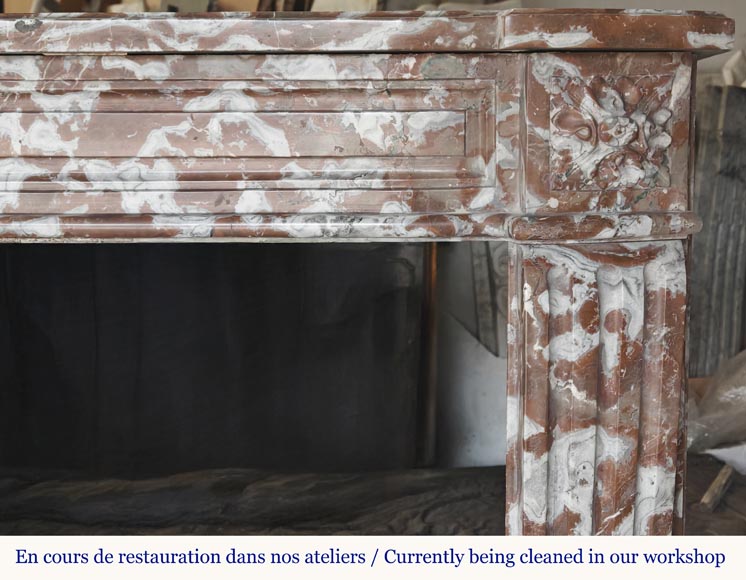 Cheminée de style Louis XVI légèrement galbée, en marbre Rouge du Nord-8