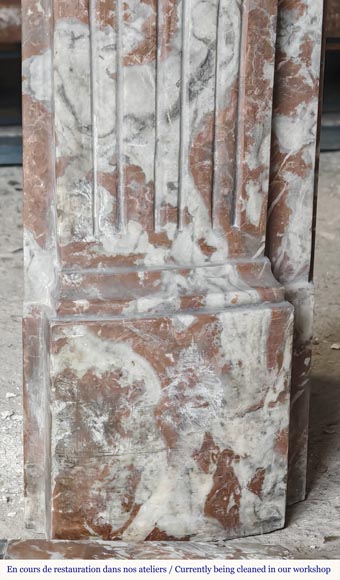 Cheminée de style Louis XVI légèrement galbée, en marbre Rouge du Nord-9