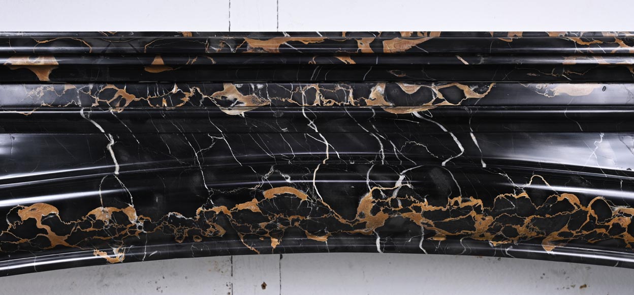 Cheminée de style Louis XIV en marbre Portor, à boudin et bandeau arrondie-1