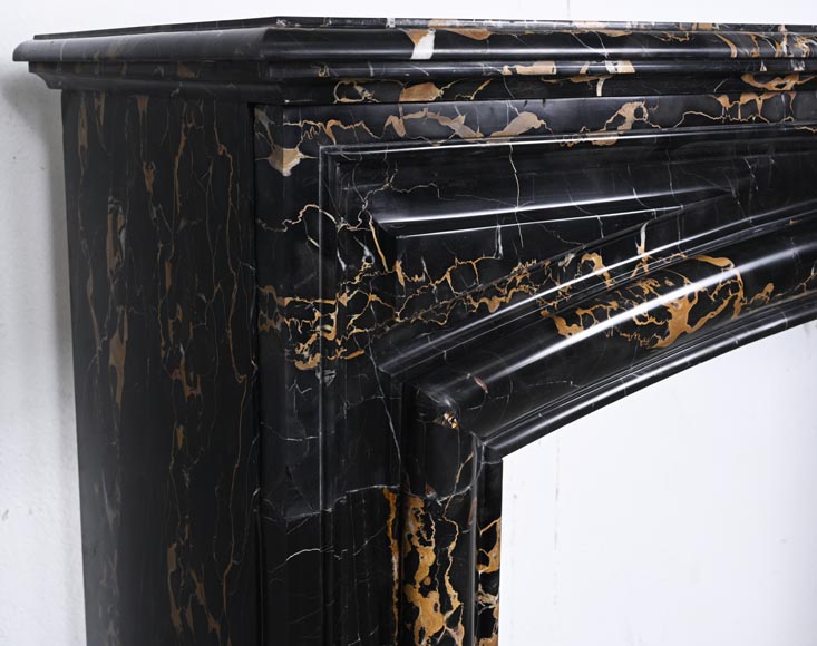 Cheminée de style Louis XIV en marbre Portor, à boudin et bandeau arrondie-3