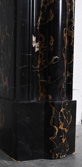 Cheminée de style Louis XIV en marbre Portor, à boudin et bandeau arrondie-4