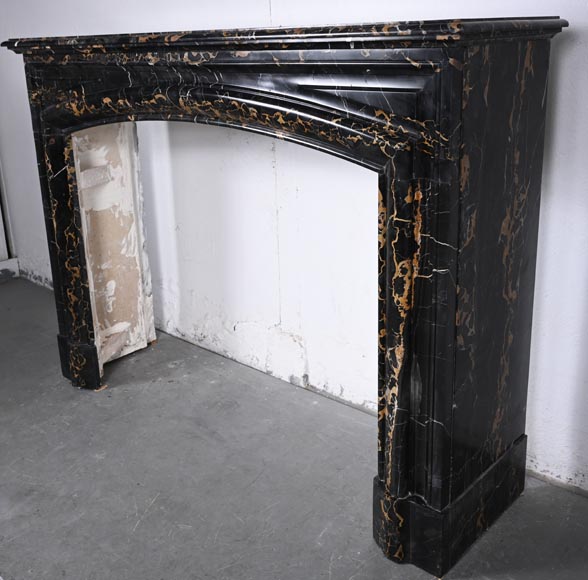 Cheminée de style Louis XIV en marbre Portor, à boudin et bandeau arrondie-5