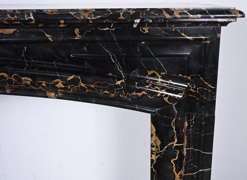 Cheminée de style Louis XIV en marbre Portor, à boudin et bandeau arrondie-6