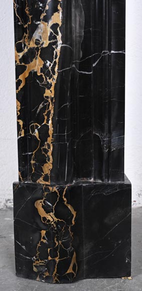 Cheminée de style Louis XIV en marbre Portor, à boudin et bandeau arrondie-7