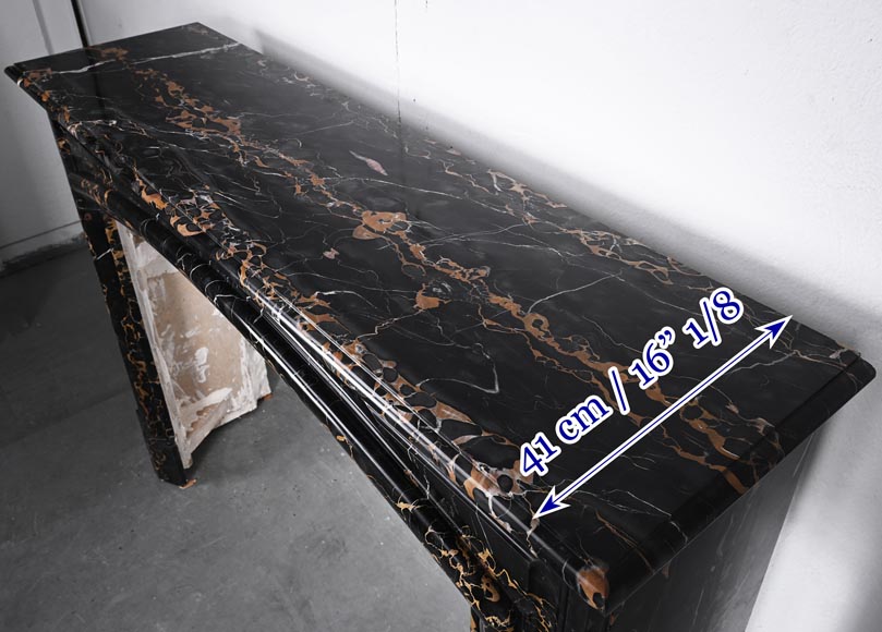 Cheminée de style Louis XIV en marbre Portor, à boudin et bandeau arrondie-8