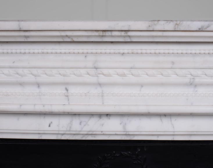 Cheminée de style Louis XVI à perles et rubans sculptés en marbre de Carrare veiné-1