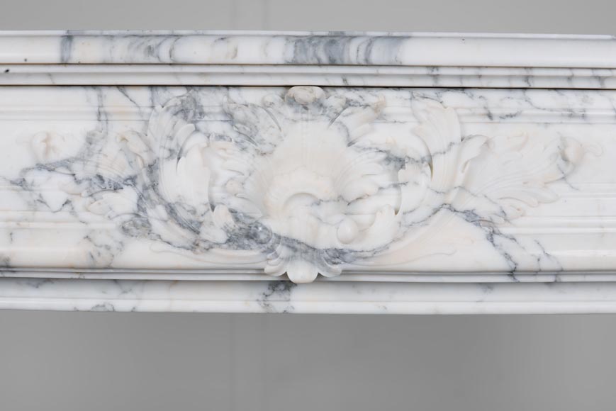 Belle Cheminée de style Régence à palmette en marbre Arabescato-1