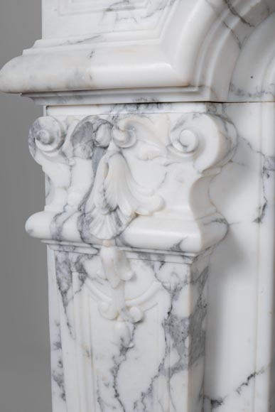 Belle Cheminée de style Régence à palmette en marbre Arabescato-6