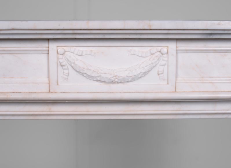 Cheminée de style Louis XVI en marbre blanc veiné ornée d'une guirlande-1