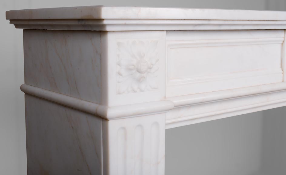 Cheminée de style Louis XVI en marbre blanc veiné ornée d'une guirlande-3