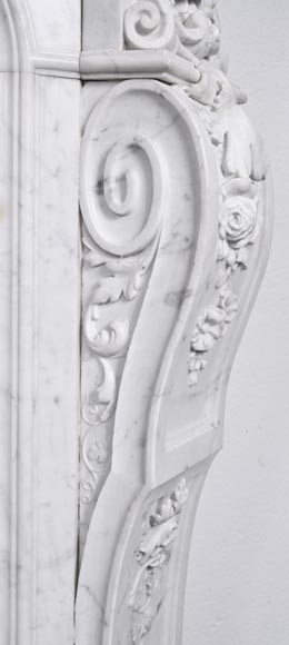 Cheminée de style Napoléon III en marbre de Carrare richement sculptée, décorée d'une tête de lion-11