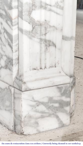 Cheminée de style Louis XVI décorée d'un tournesol, en marbre Arabescato-4