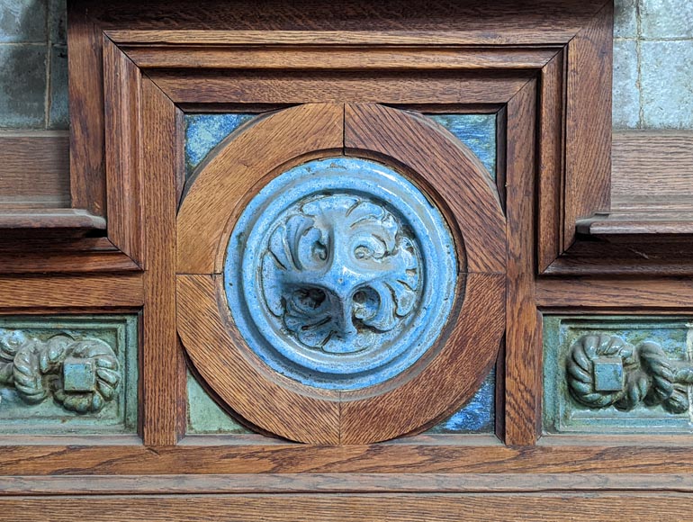GENTIL & BOURDET – Cheminée en chêne et grès bleu à décor égyptisant, vers 1904-4