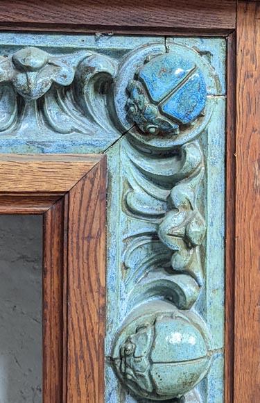 GENTIL & BOURDET – Cheminée en chêne et grès bleu à décor égyptisant, vers 1904-8