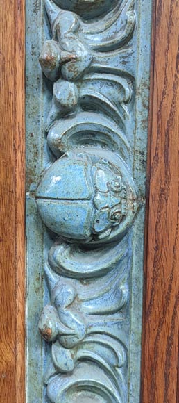 GENTIL & BOURDET – Cheminée en chêne et grès bleu à décor égyptisant, vers 1904-9