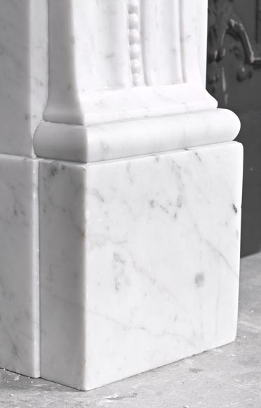 Cheminée de style Louis XVI à feuilles d'acanthe et perlés, en marbre de Carrare Cheminée de style Louis XVI à feuilles d'acanthe et perlés, en marbre de Carrare-6