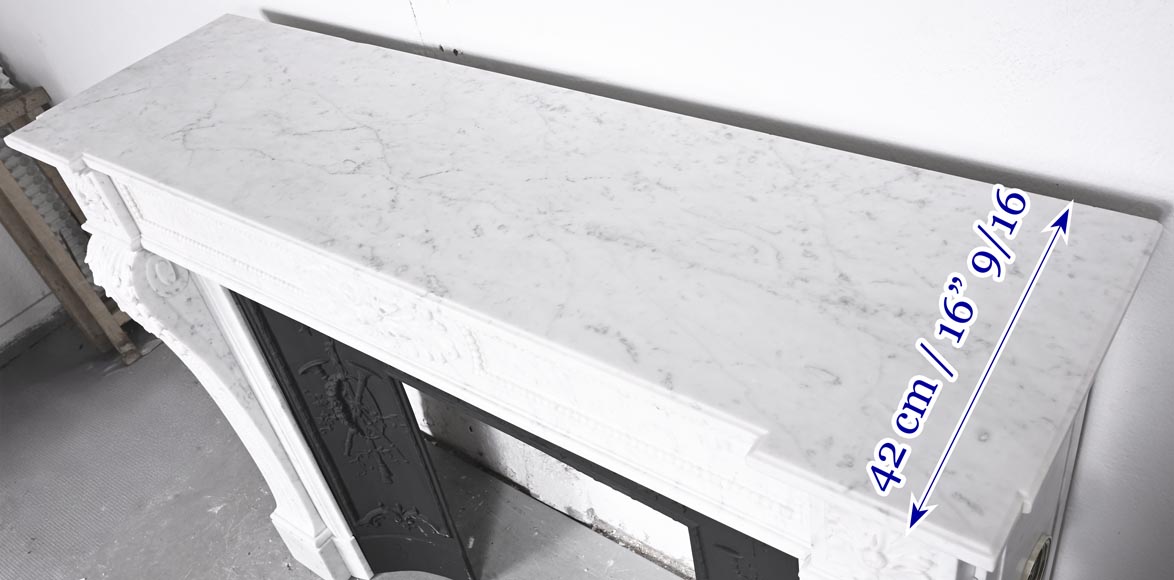 Cheminée de style Louis XVI à feuilles d'acanthe et perlés, en marbre de Carrare Cheminée de style Louis XVI à feuilles d'acanthe et perlés, en marbre de Carrare-10