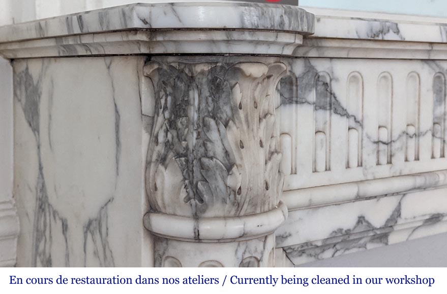 Cheminée de style Louis XVI à demi-colonnes et rudentures en marbre Arabescato-3
