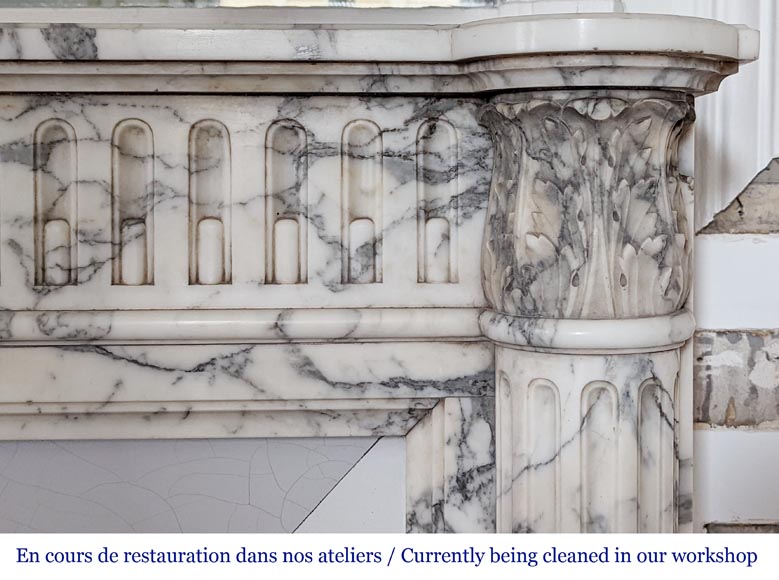 Cheminée de style Louis XVI à demi-colonnes et rudentures en marbre Arabescato-6