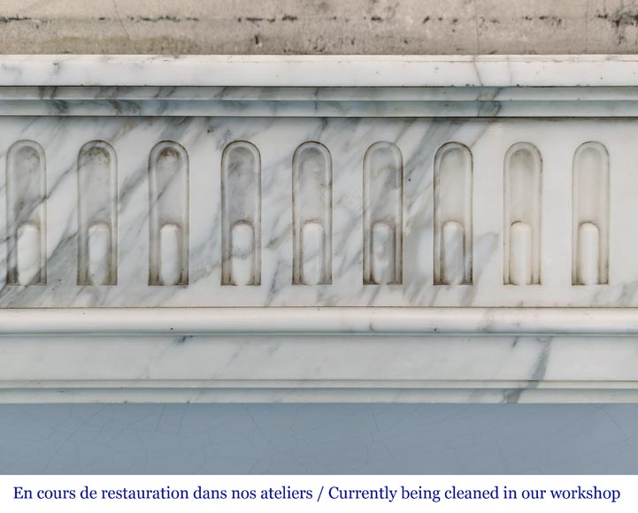 Cheminée de style Louis XVI à demi-colonnes et rudenture en marbre de Carrare-1