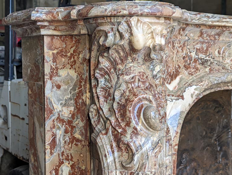 Exceptionnelle cheminée de style Louis XV en marbre Rouge Royal à la coquille asymétrique-6