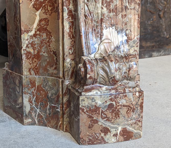 Exceptionnelle cheminée de style Louis XV en marbre Rouge Royal à la coquille asymétrique-9