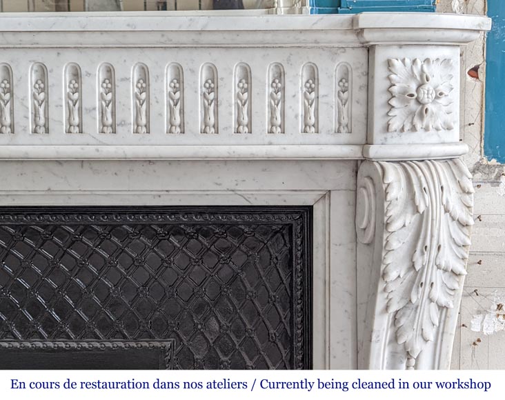 Grande cheminée galbée de style Louis XVI à rudenture fleurie et feuille d'acanthe en marbre de Carrare-8