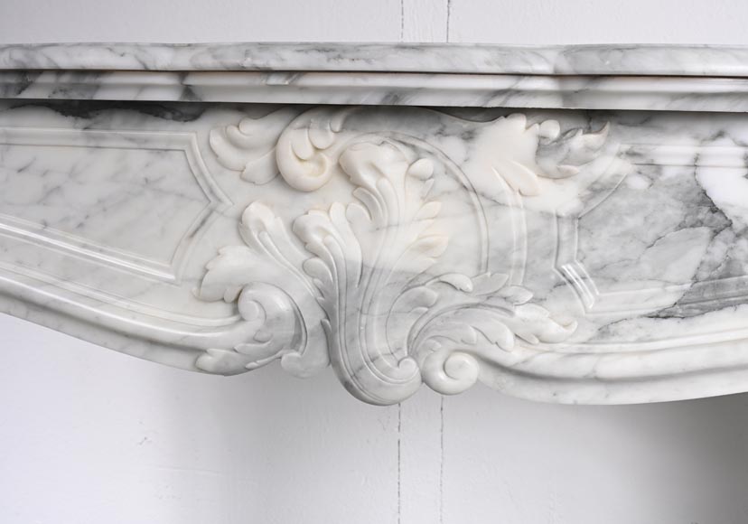 Cheminée de style Louis XV ornée d'une palmette asymétrique,  en marbre Arabescato-1