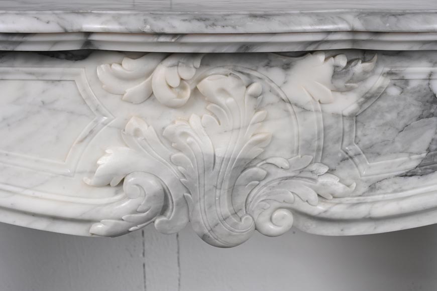 Cheminée de style Louis XV ornée d'une palmette asymétrique,  en marbre Arabescato-2