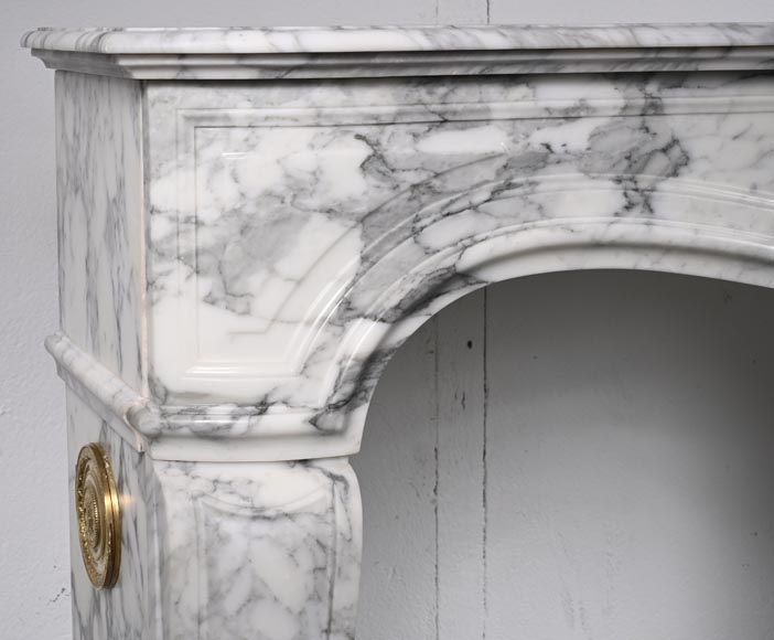 Cheminée de style Louis XV ornée d'une palmette asymétrique,  en marbre Arabescato-4