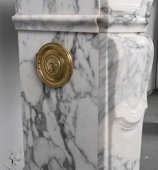 Cheminée de style Louis XV ornée d'une palmette asymétrique,  en marbre Arabescato-5
