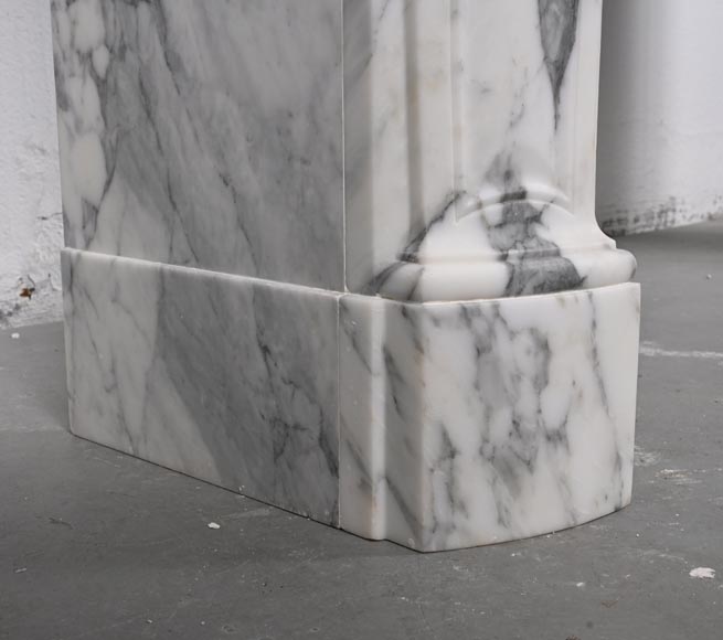 Cheminée de style Louis XV ornée d'une palmette asymétrique,  en marbre Arabescato-7