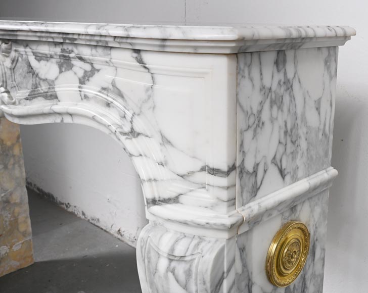 Cheminée de style Louis XV ornée d'une palmette asymétrique,  en marbre Arabescato-9