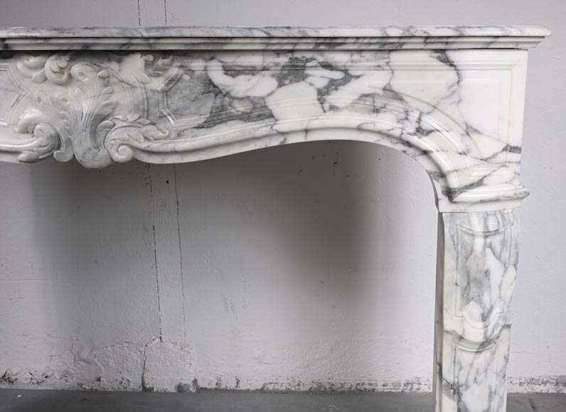 Cheminée de style Louis XV ornée d'une palmette asymétrique,  en marbre Arabescato-10