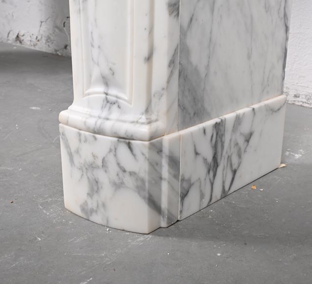 Cheminée de style Louis XV ornée d'une palmette asymétrique,  en marbre Arabescato-11