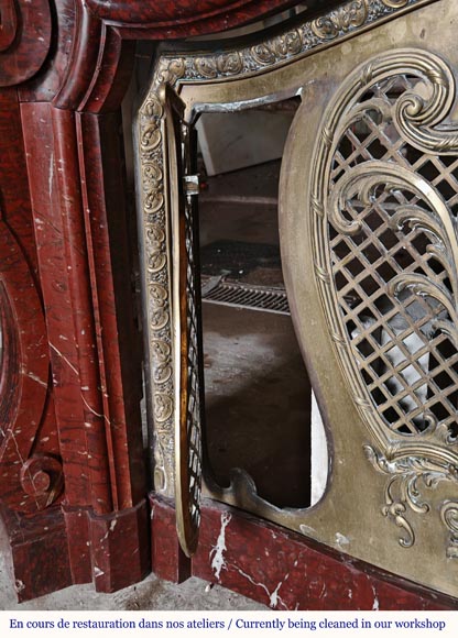 Cheminée Napoléon III en marbre Griotte rouge dotée d’une grille de foyer en bronze-10