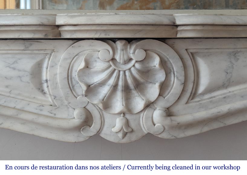 Cheminée de style Louis XV aux trois coquilles en marbre de Carrare-1