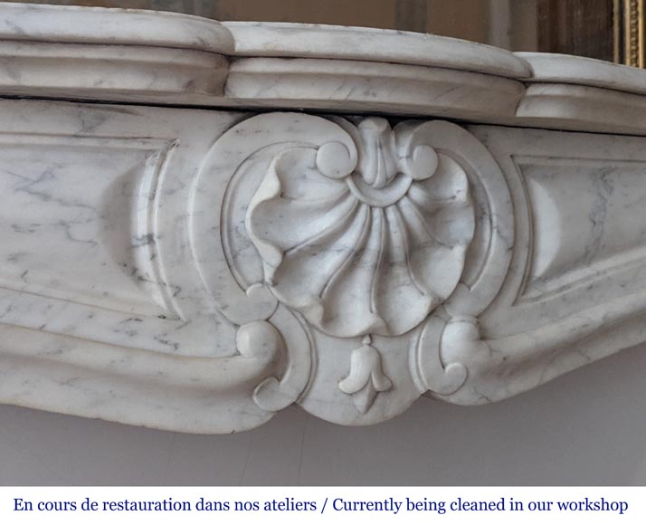 Cheminée de style Louis XV aux trois coquilles en marbre de Carrare-2