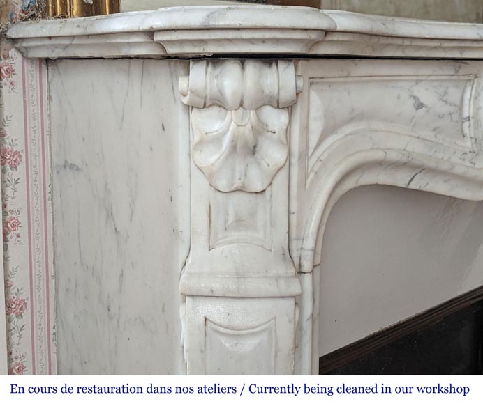 Cheminée de style Louis XV aux trois coquilles en marbre de Carrare-4