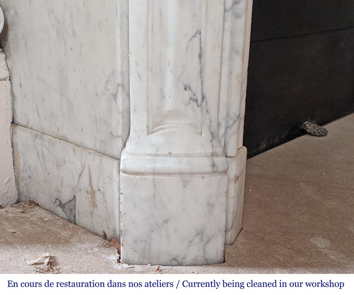Cheminée de style Louis XV aux trois coquilles en marbre de Carrare-5