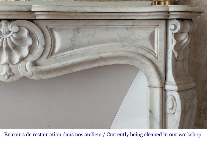 Cheminée de style Louis XV aux trois coquilles en marbre de Carrare-7