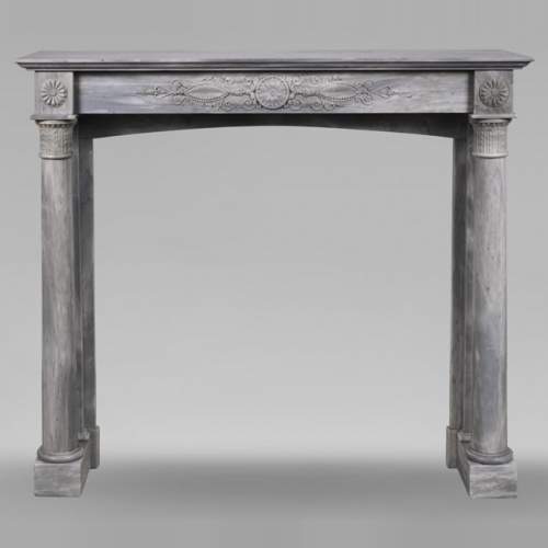 Cheminée d'époque Restauration en marbre Turquin clair, à colonnes détachées et bandeau sculpté